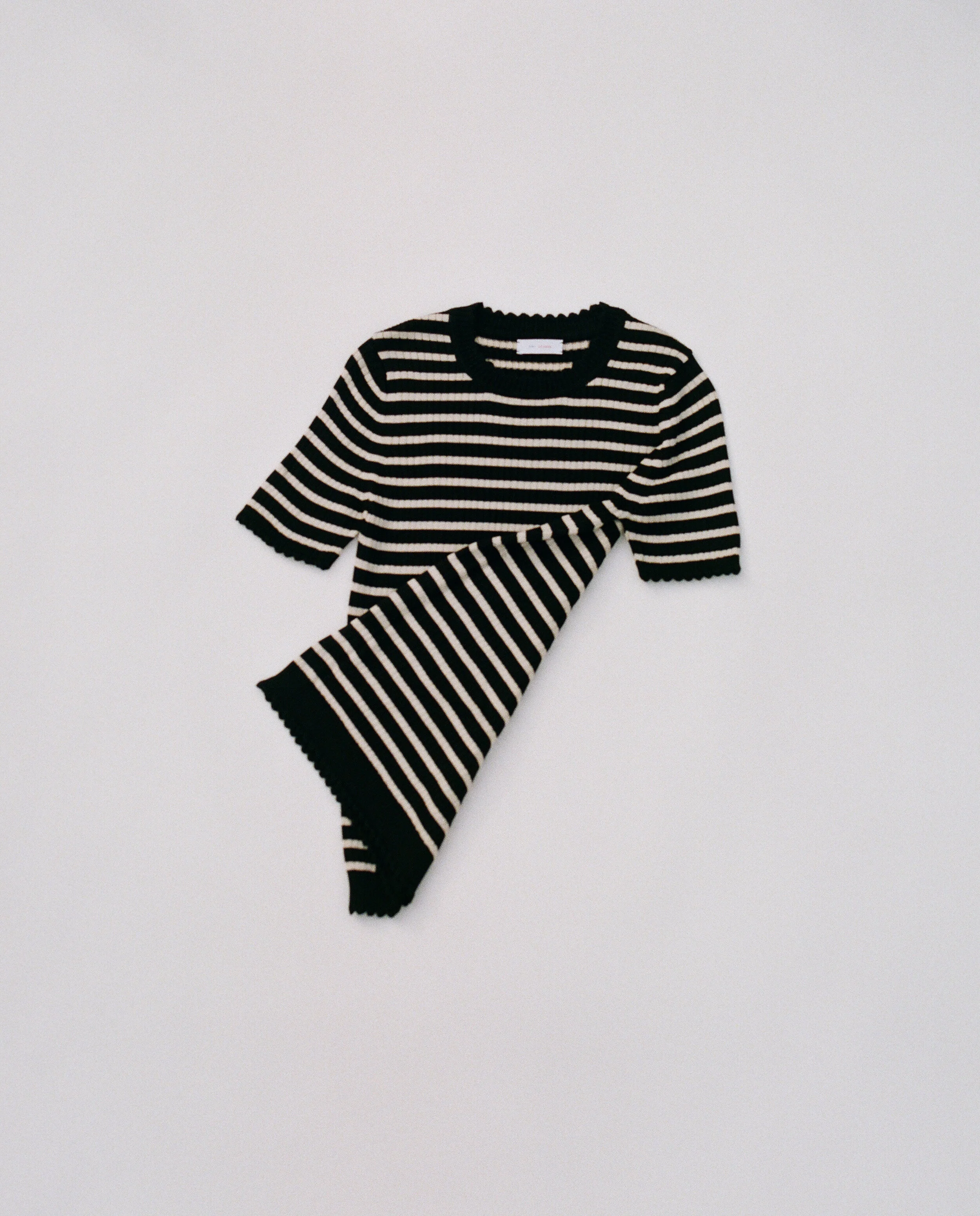UNE HEURES S/S SCALLOPシルクニット S/S STRIPED SCALLOP | 'NOIR et PERLE' — UNE HEURES